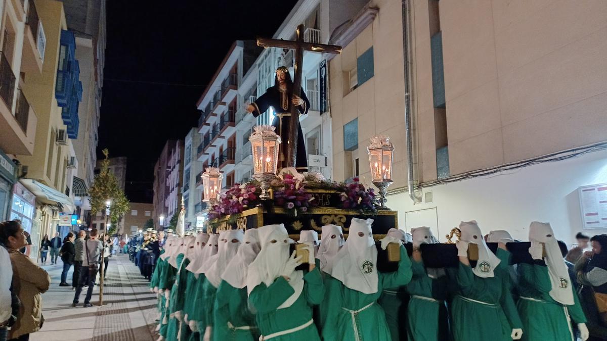 Jesús de la Humildad, que estrenó la túnica, portado por 38 mujeres.