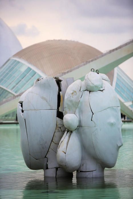 Esculturas de Manolo Valdés en el lago de la Ciudad de las Artes y las Ciencias