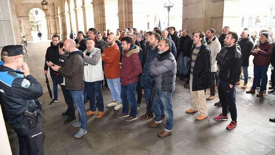 Los policías locales, concentrados ante la puerta del Palacio Municipal.