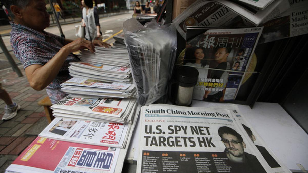 Edward Snowden, en la portada del 'South China Morning Post', en un quiosco de Hong Kong, este jueves.