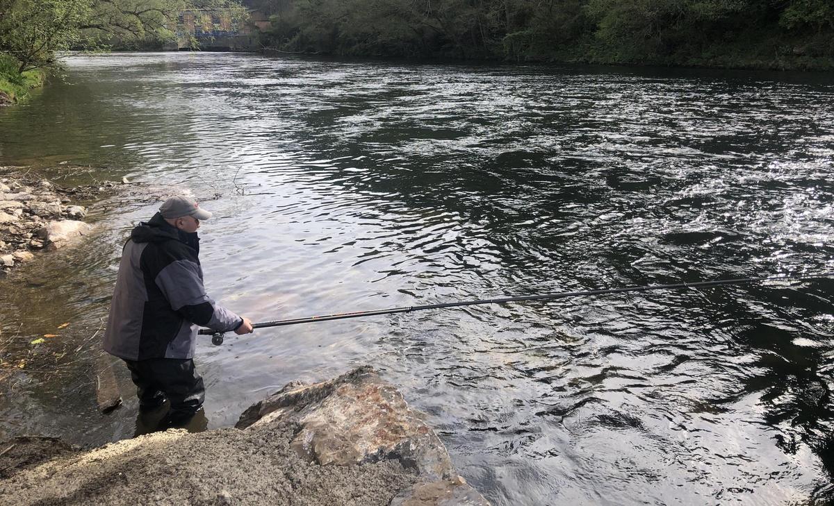 Pescadores Probando suerte en el Pozo de Puente Quinzanas, en Pravia.