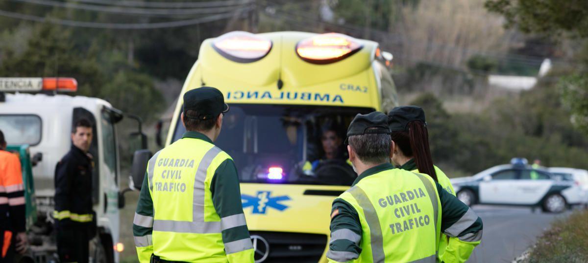 Imagen de archivo de guardias civiles y efectivos de emergencias en un accidente de tráfico.
