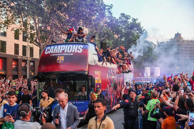 ¡De locos! Las mejores imágenes de una ciudad entregada al Barça