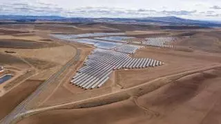 Una promotora de origen navarro planea invertir más de 100 millones para instalar baterías en diez plantas solares en Aragón