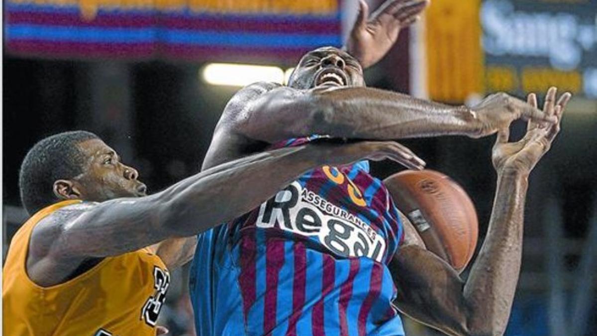 Mickeal, en plena acción, obstaculizado por Alonzo Gee, anoche en el Palau.