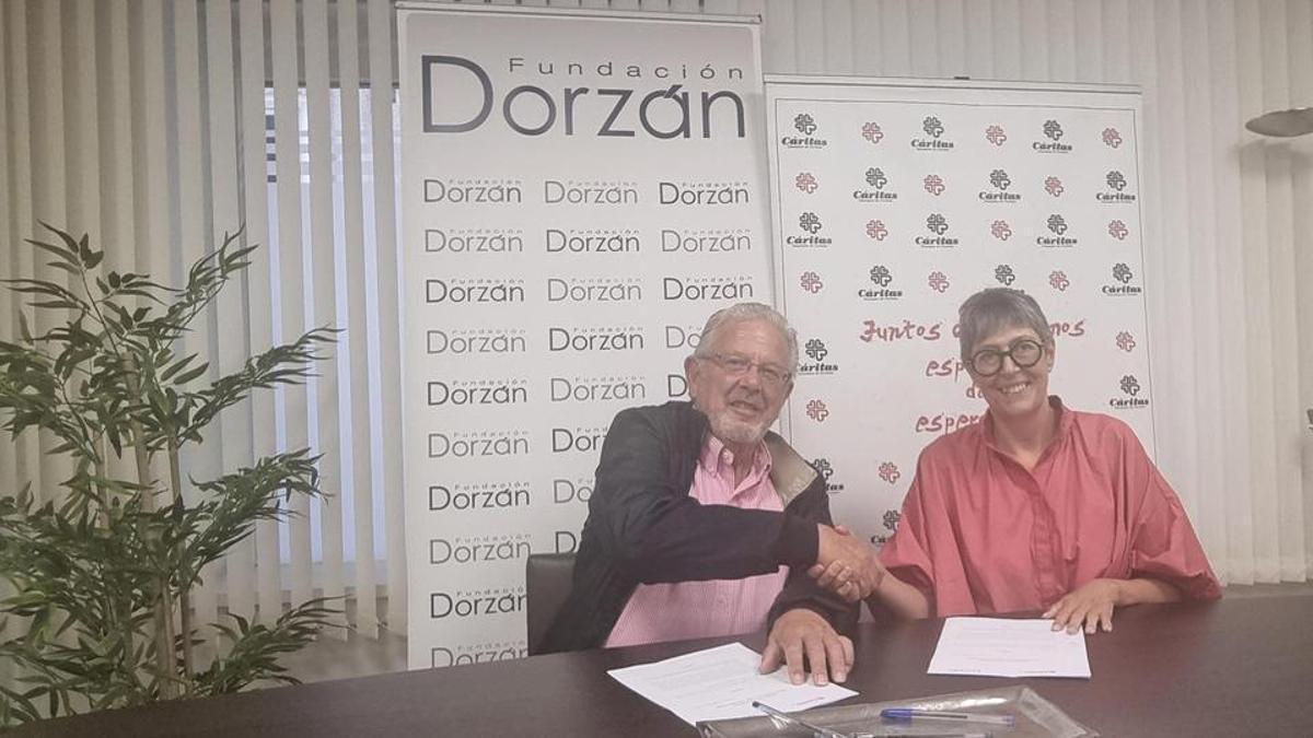Juan Ramón Álvarez Blanco y María Tabarés durante la firma del acuerdo