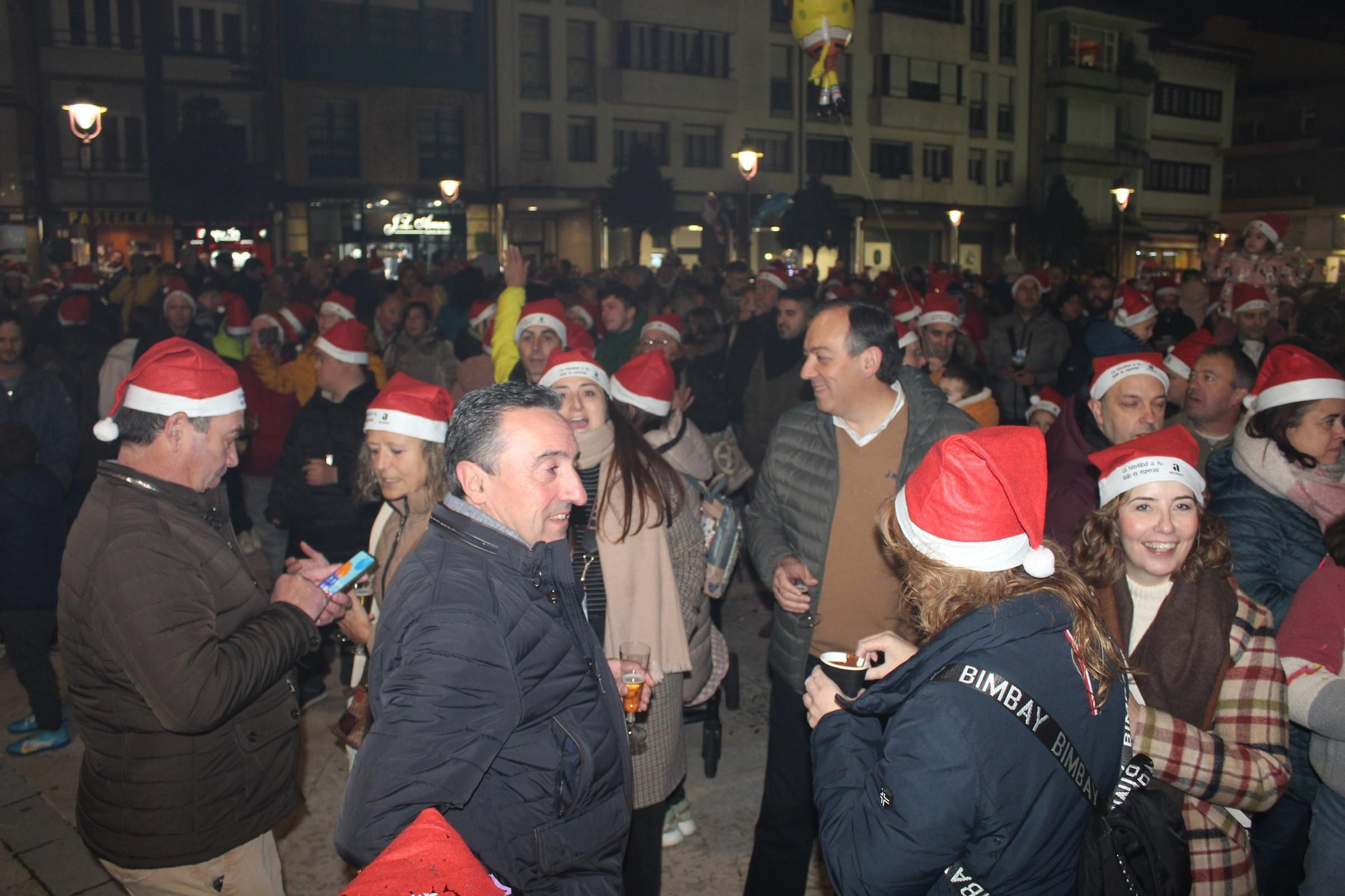 Villaviciosa 'descorcha' la Navidad con un brindis multitudinario