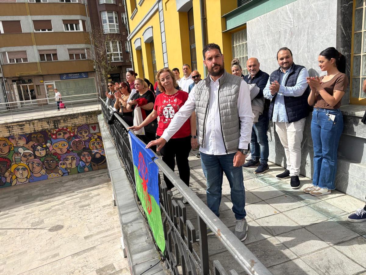 José Luis Cerregüela, de la asociación "Semilla 8 de abril" y la concejala Mari Paz Alonso, tras colgar la bandera gitana en el Ayuntamiento de San Martín