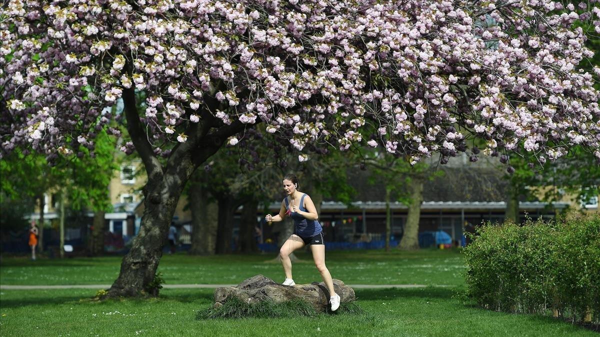 Una mujer hace ejercicio en Victoria Park, en Londres.