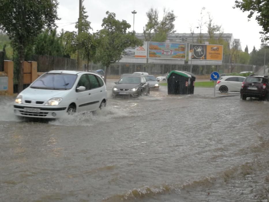 Calles inundadas por la tormenta en la rotonda de Son Moix