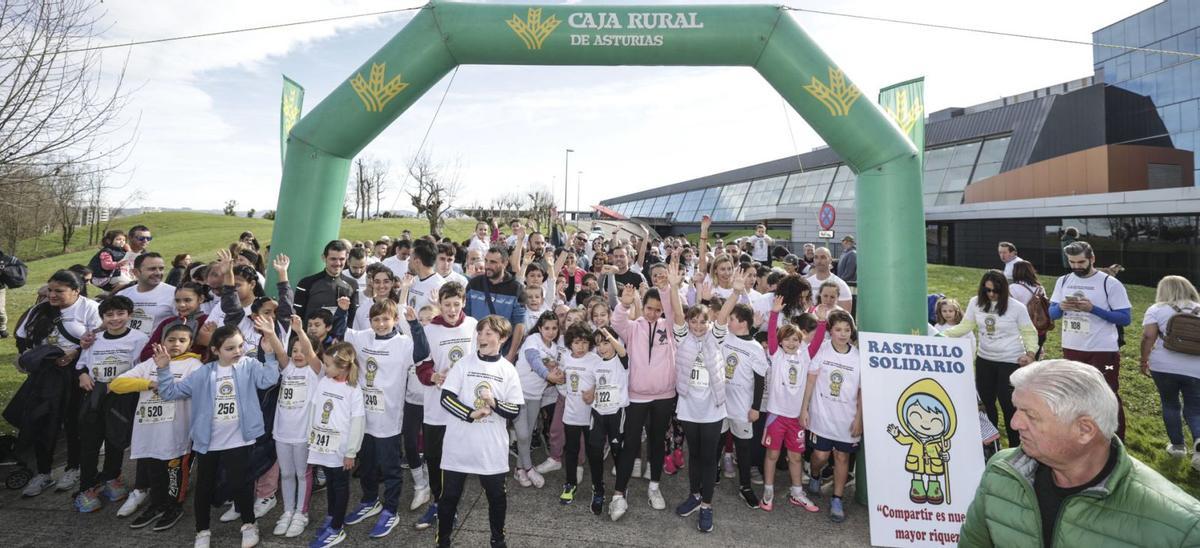 Participantes en la iniciativa solidaria antes de comenzar la carrera.