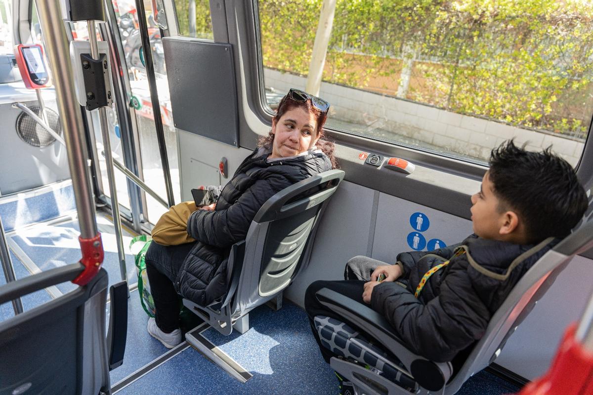 Laura Enciso viaja con su hijo en uno de los buses a demanda de la Vall d'Hebrón.