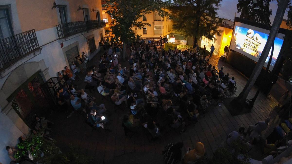 La iniciativa 'cine a la fresca' en los jardines de la Torre del Sol de Sant Boi es uno de los proyectos nacidos de los presupuestos participativos