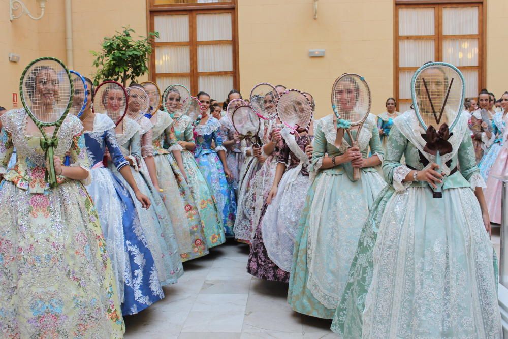 Tres generaciones de falleras en la Batalla de Flores