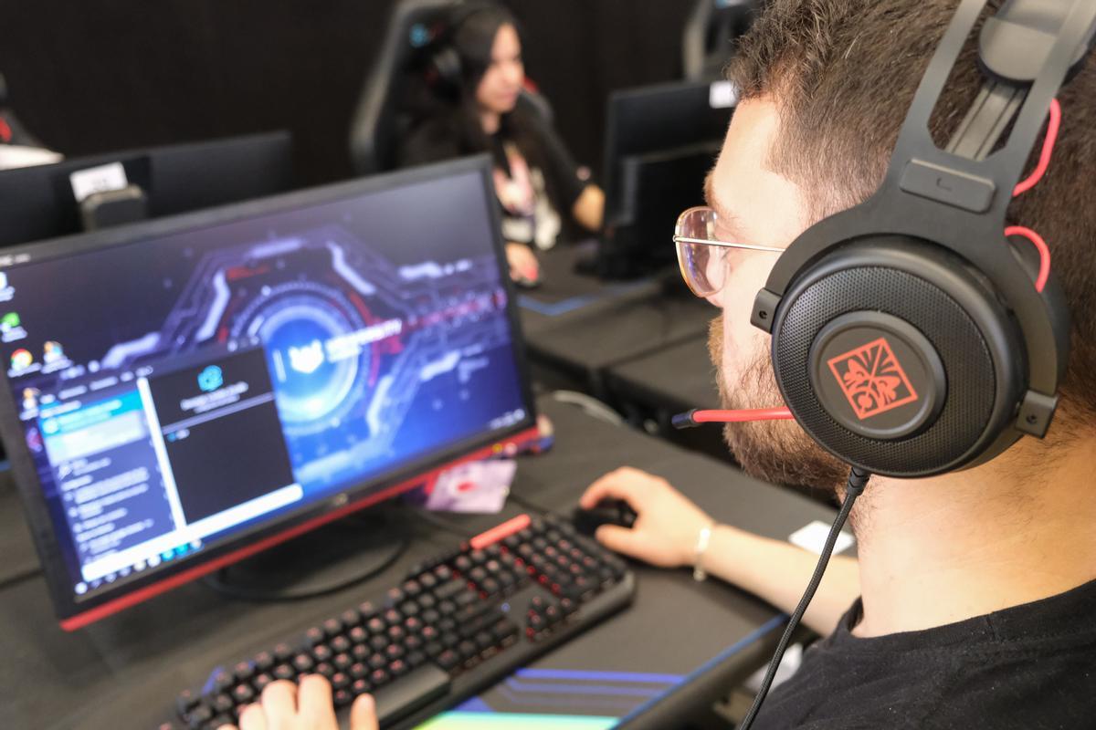 Un joven, con un ordenador, en una imagen de archivo.