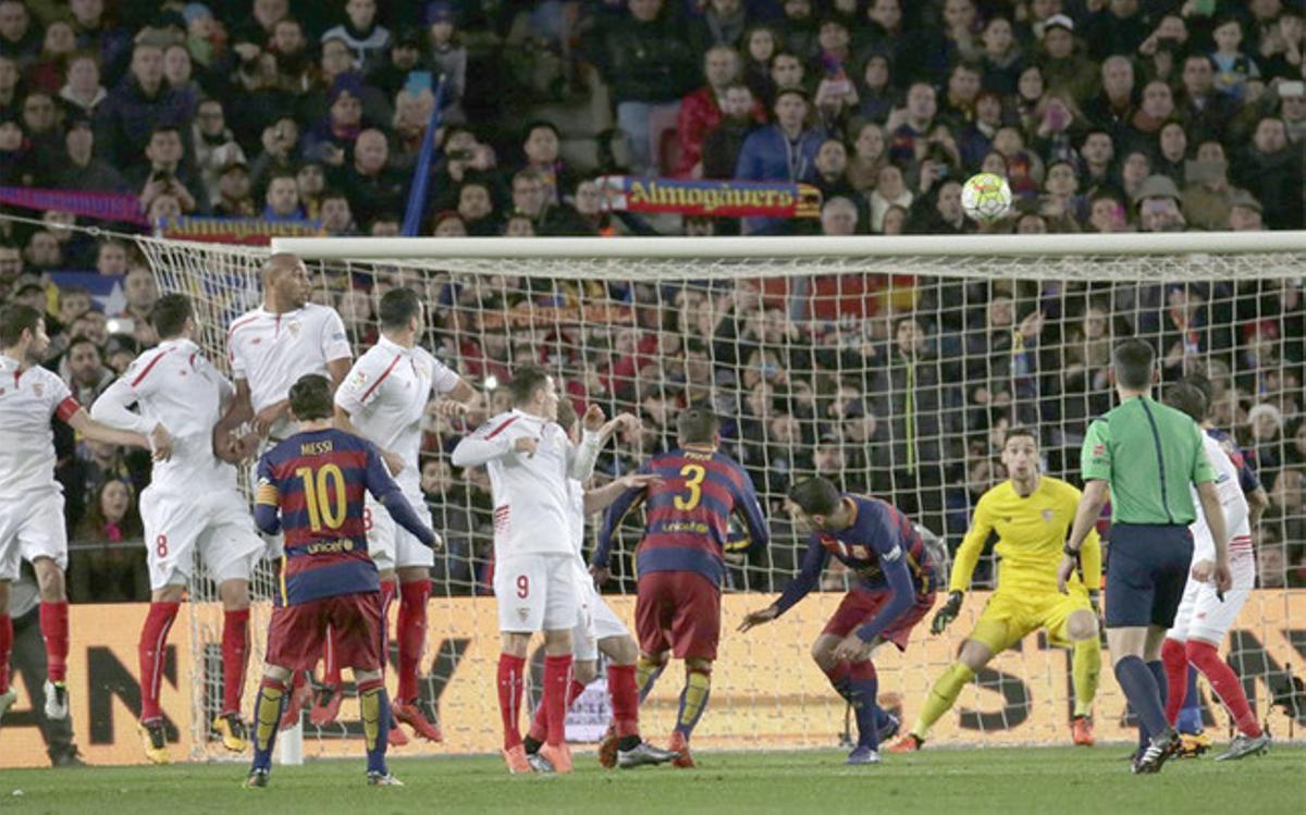 Así marcó su gol de falta Leo Messi