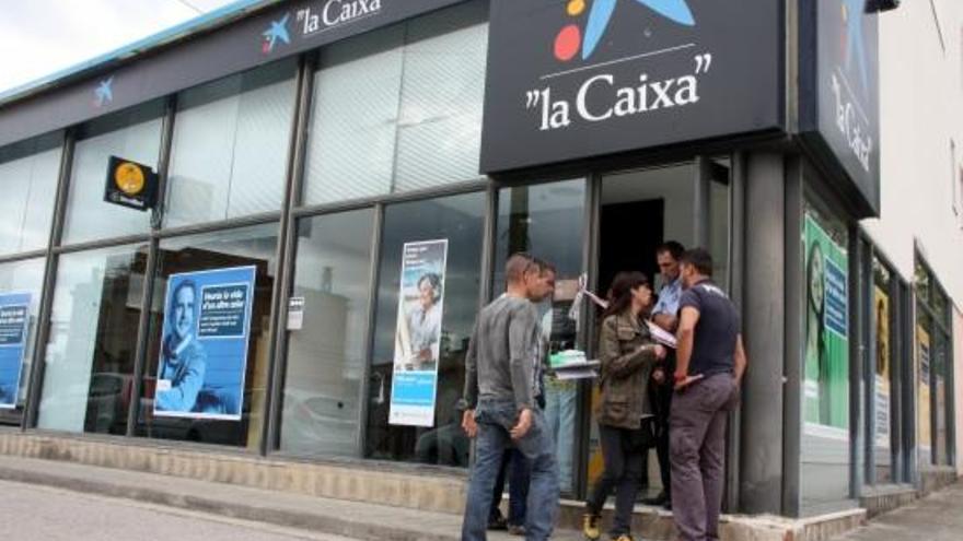 Dos desconeguts atraquen &#039;la Caixa&#039; de Bàscara a punta de pistola en ple matí