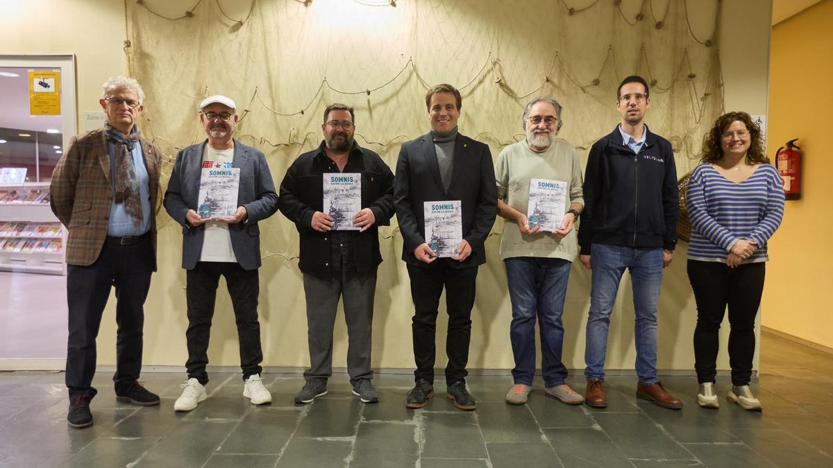 Els autors de l’obra amb diversos responsables de la Diputació i de l’Ajuntament de Blanes.