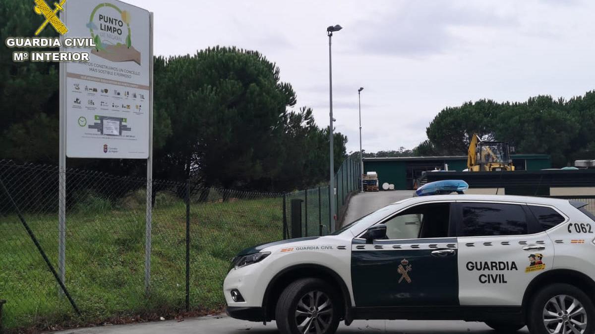 Un coche de la Guardia Civil frente al Punto Limpio de Nigrán. // G.C.