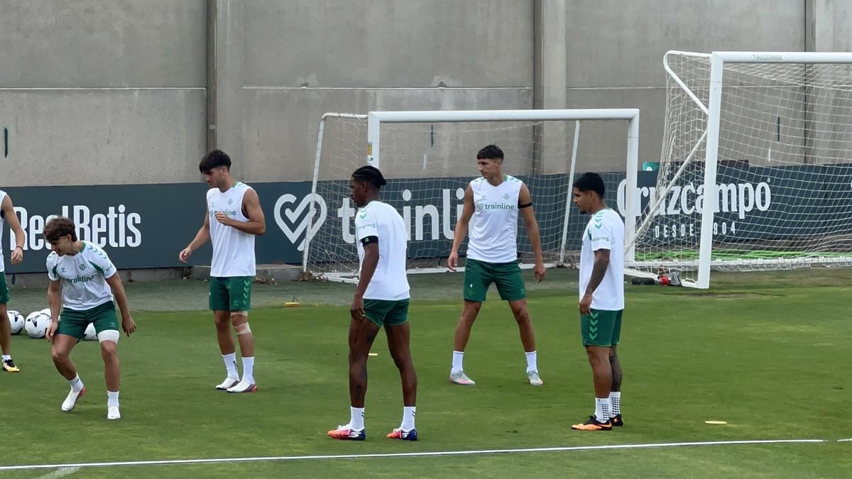 Morante, en el entrenamiento del Betis en la CD Luis del Sol a dos días del Levante-Betis