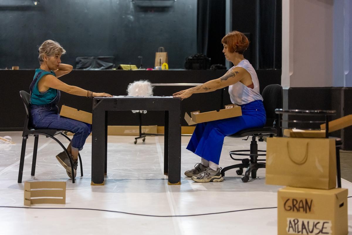 Raquel Ponce y Élida Dorta representando 'Distanciad@s'.