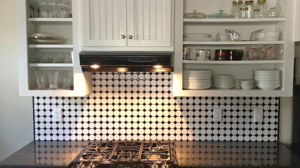 El truco definitivo (y económico) para limpiar los azulejos de la cocina y  que estén siempre relucientes