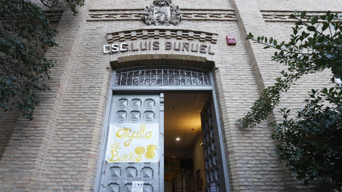 Puertas del antiguo instituto Luis Buñuel, en la plaza Santo Domingo de Zaragoza, en el barrio de El Gancho.
