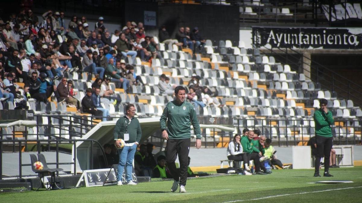 Ávila, en la zona técnica del Nuevo Vivero durante el partido ante el Cabeza del Buey.