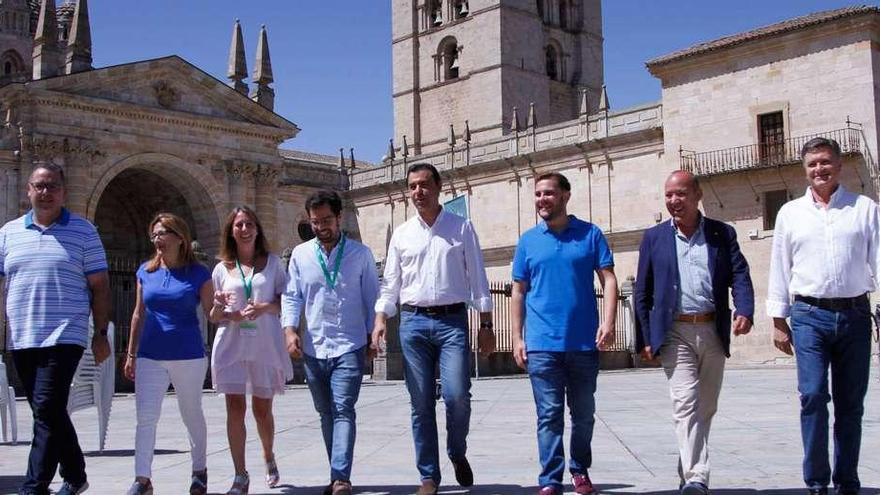 Maíllo (centro), en la plaza de la Catedral, con responsables del Partido Popular y de Nuevas Generaciones en el ámbito local, autonómico y estatal.