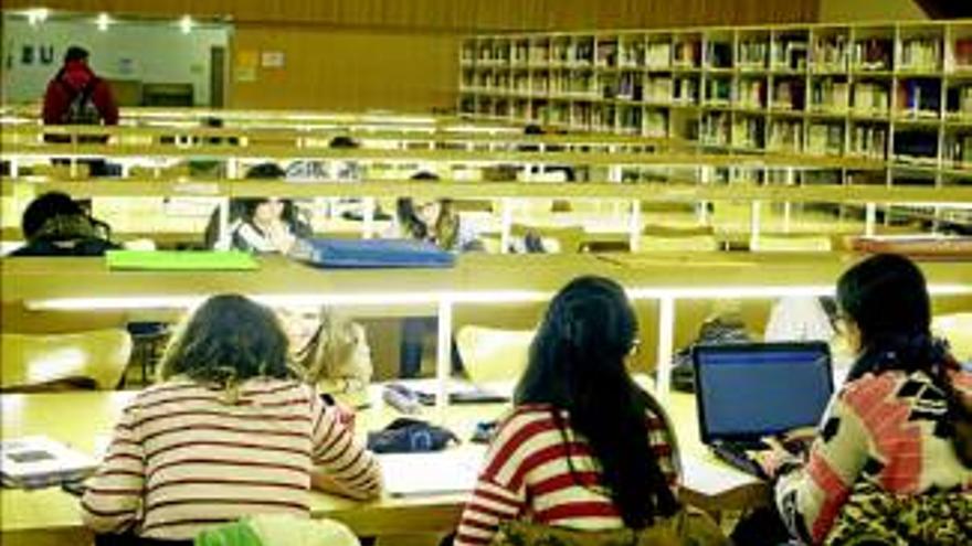 Universitarios se encierran para que la biblioteca amplíe su horario