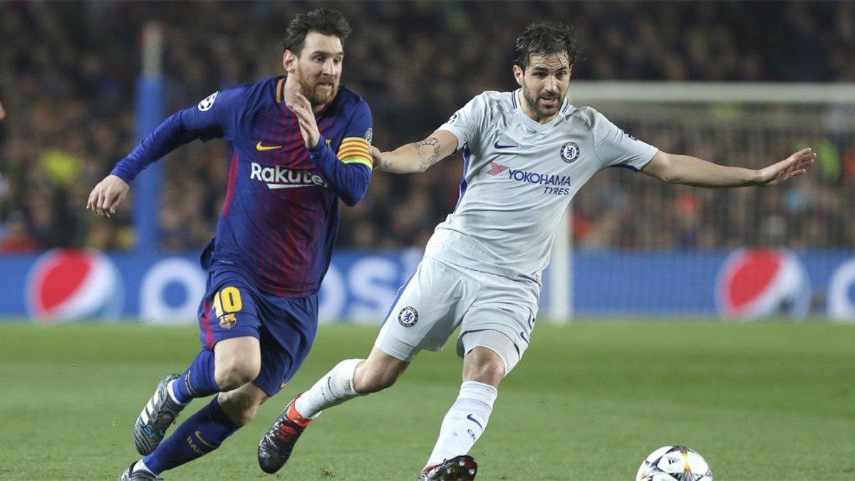 Leo Messi y Cesc Fàbregas disputan el balón durante el Barça-Chelsea de la 2017/18