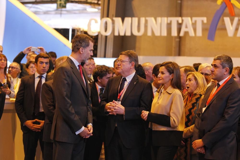 Los Reyes visitan el stand de la Comunidad Valenciana en Fitur