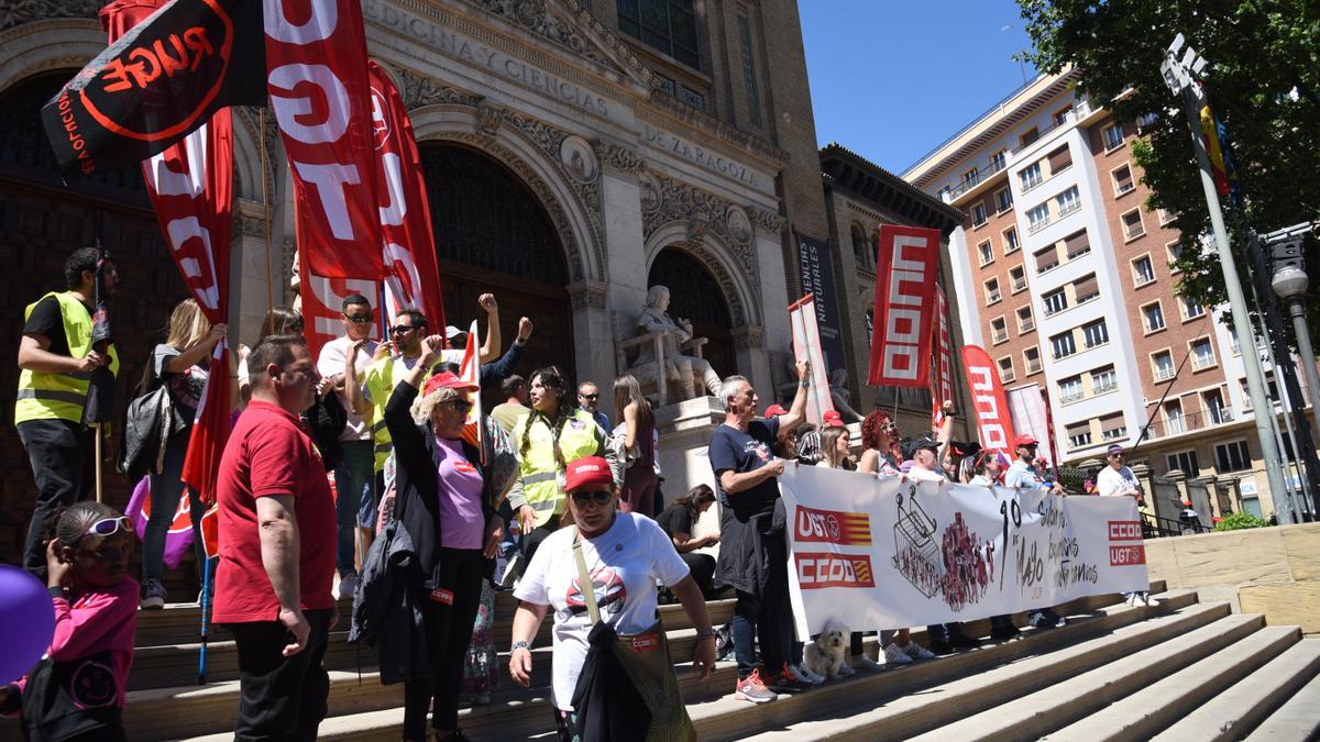 ‘La internacional’ sonaba con escasos puños en alto mientras la mayoría de asistentes recogía.