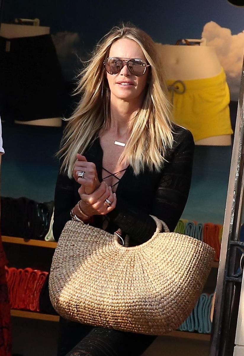 Elle McPherson con bolso de mimbre