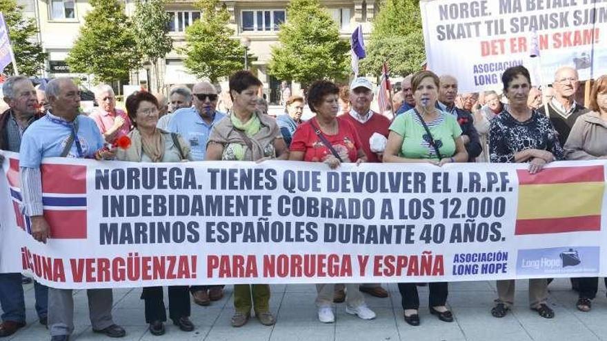 Más de un centenar de exmarinos gallegos reclaman su pensión a Oslo