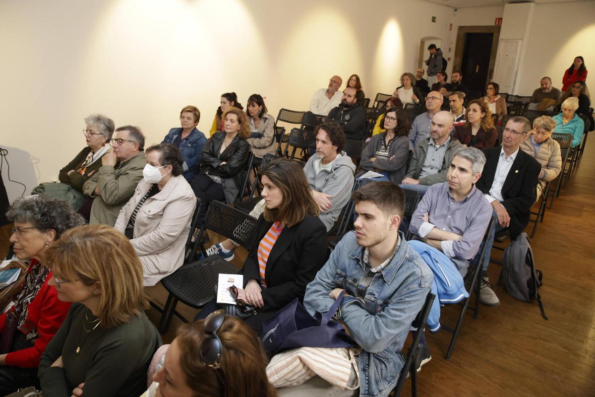La visita guiada "Lo que los huesos cuentan" en el Palacio de Revillagigedo, en imágenes