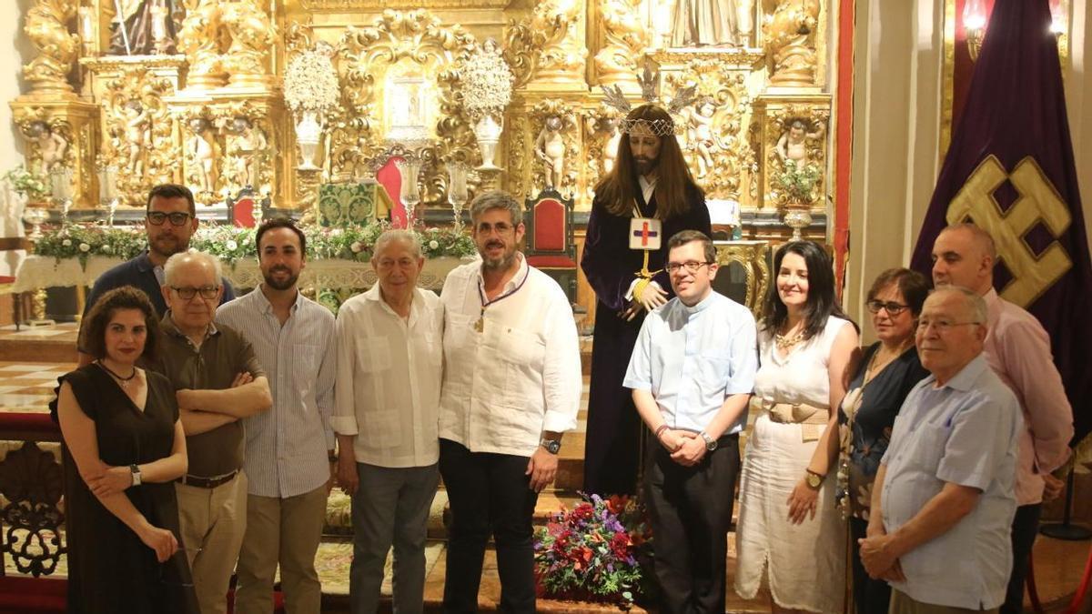 La junta de gobierno de la Hermandad del Nazareno, junto a la imagen de Jesús Rescatado de Montilla.