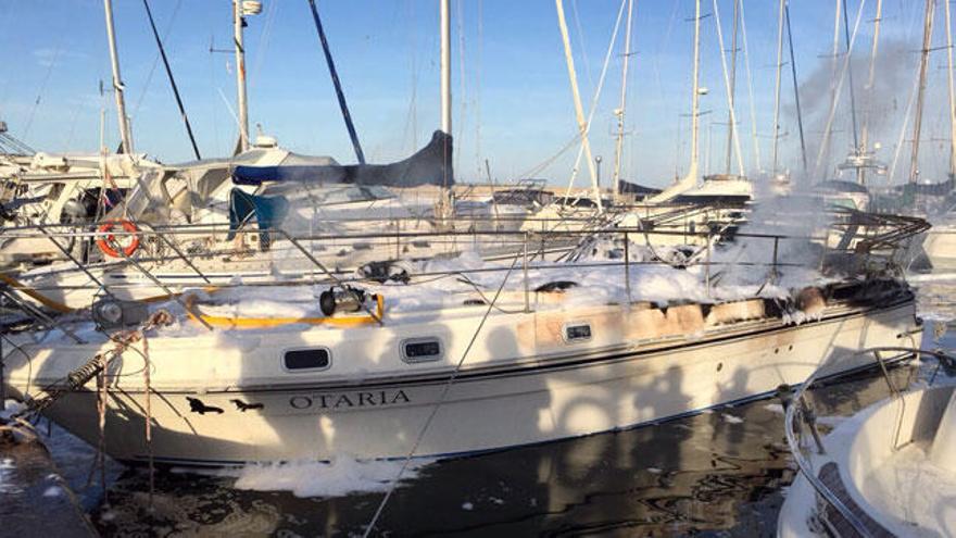 Das ausgebrannte Boot im Club Nautico von Arenal.