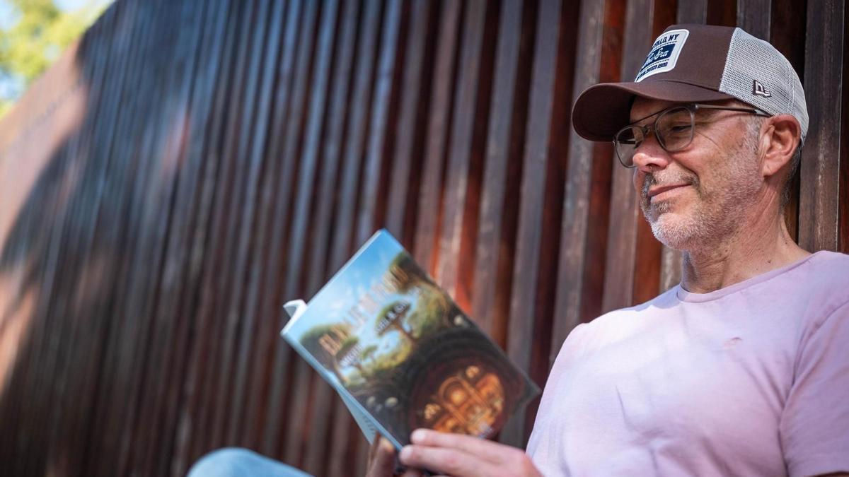 Miguel Ángel Romero con su libro 'El viaje de Pablo'