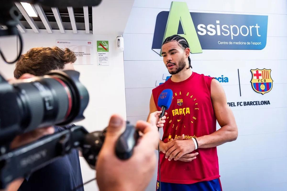 El nuevo jugador del Barça atiende a los medios del club