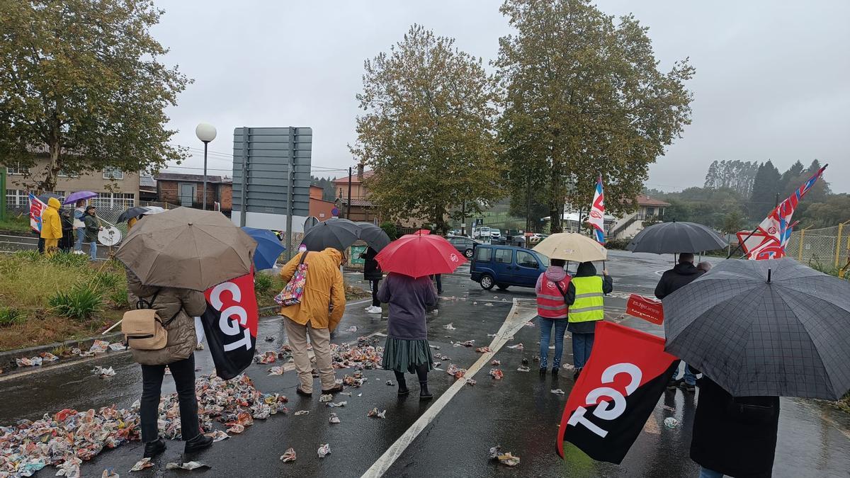 Protesta de los trabajadores de limpieza de correos que llevan 3 meses en huelga sin cobrar