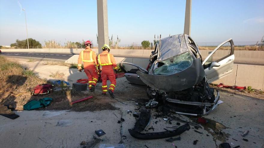 El coche en el que viajaban las víctimas.