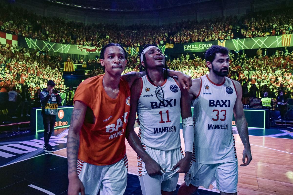 Thomasson i Maye consolen Moneke després de la derrota contra el Tenerife en la final de Bilbao