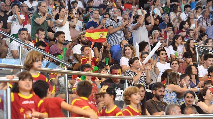 Fiesta total en la grada de Riazor