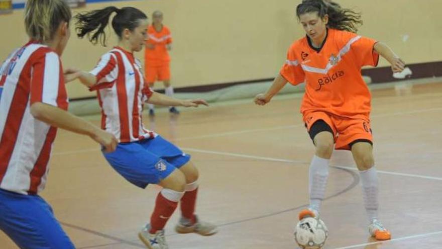 María controla el balón ante una de las jugadoras del equipo rival, el Atlético de Madrid. / 13fotos