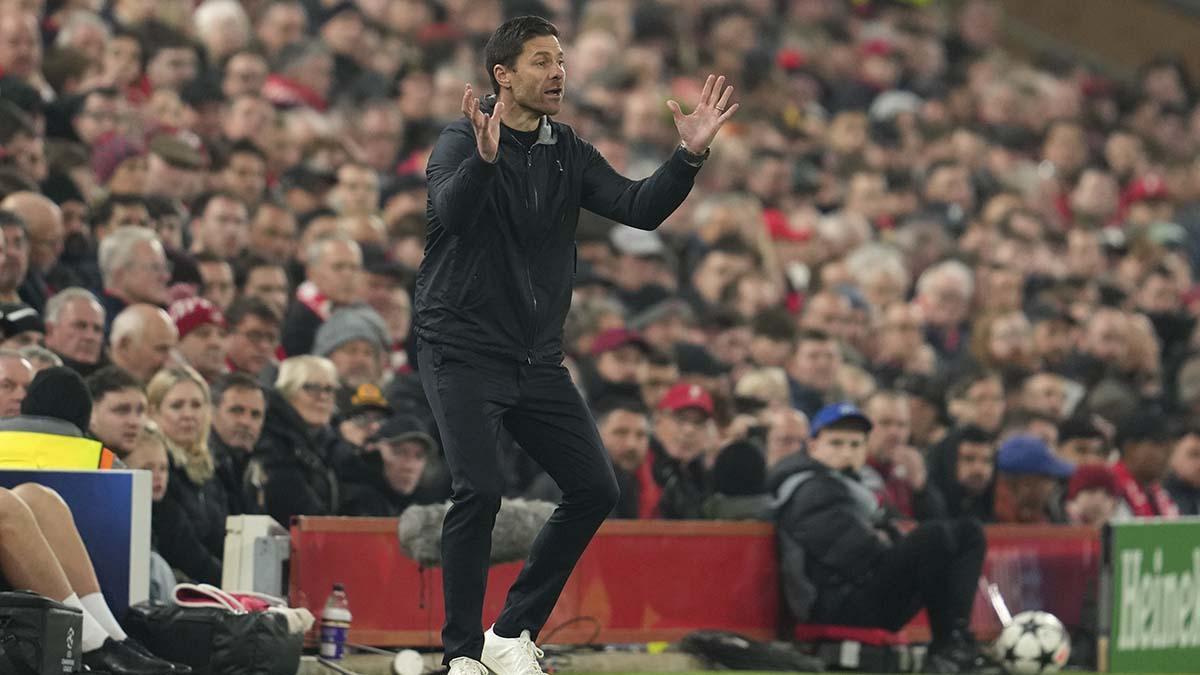 Xabi Alonso, entrenador del Bayer Leverkusen, durante el partido ante el Liverpool en Anfield