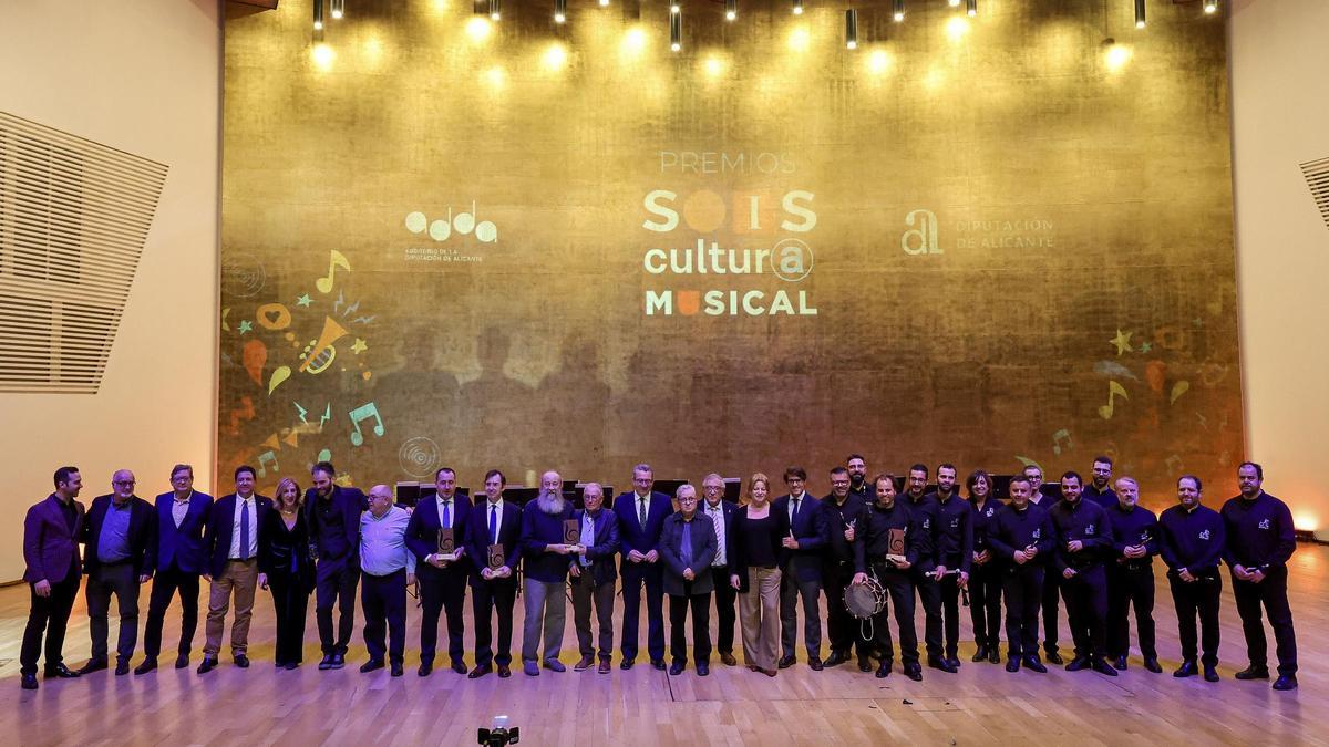 Foto de familia de los premiados de la II edición de los Premios Sois Cultura Musical, celebrada en el Auditorio de la Diputación de Alicante.