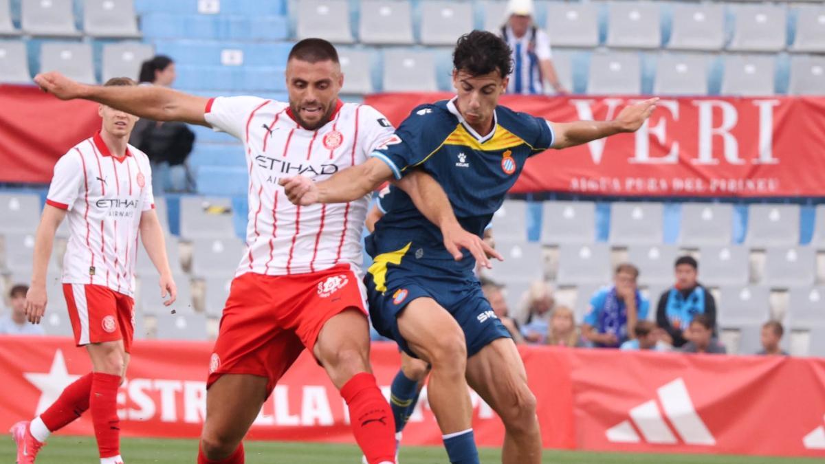 David López disputando un balón con Antoniu Roca