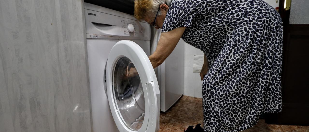 Una mujer pone la lavadora en Alcoi, en una imagen de archivo.