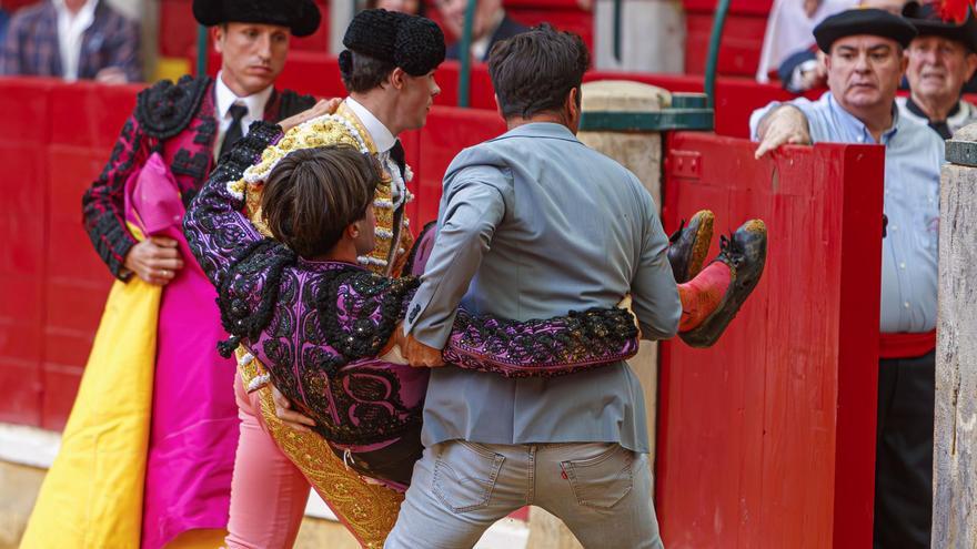 Grave cogida en la Feria de San Jorge en Zaragoza: el novillero Cristiano Torres, corneado en el muslo derecho